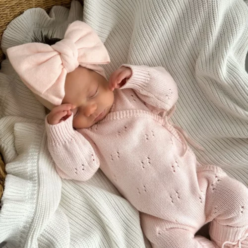 roze pakje met strik en slofjes Zalmroze babygrow
